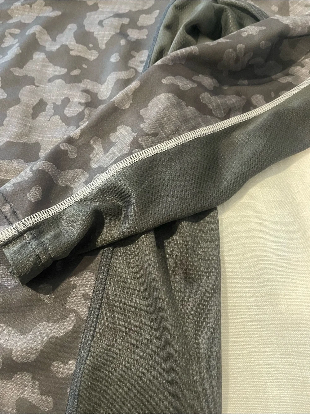 Huk Men’s Gray Camo performance fishing hoodie .